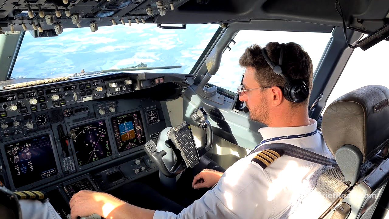 Boeing B737 Pilot View | Startup and Take Off To Paris CDG