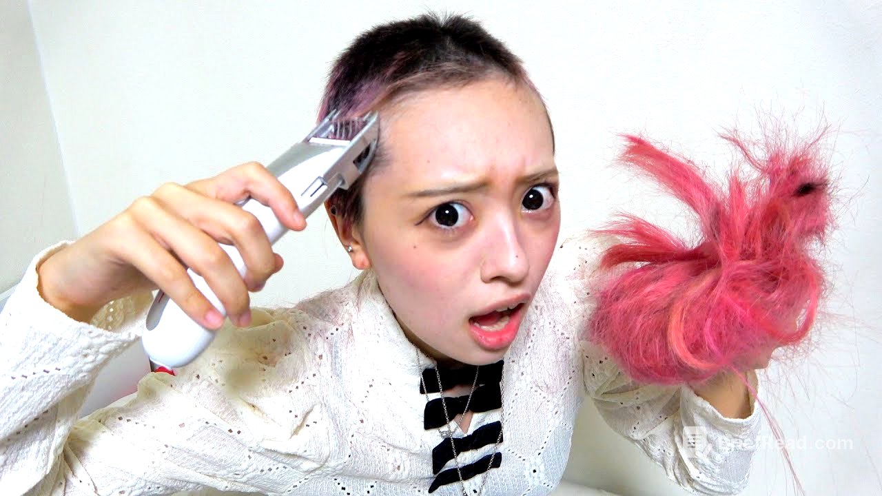 浮気で炎上した彼女が坊主にしました。